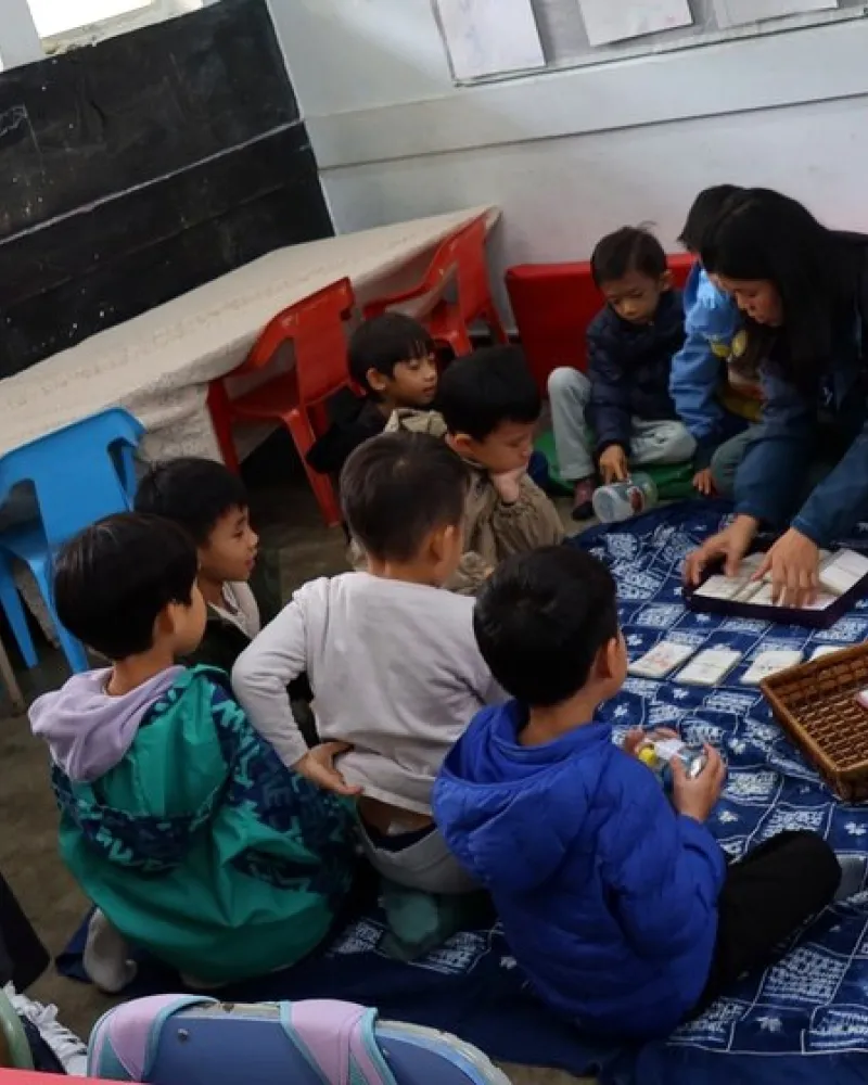 教师与幼儿一同坐在课室地上